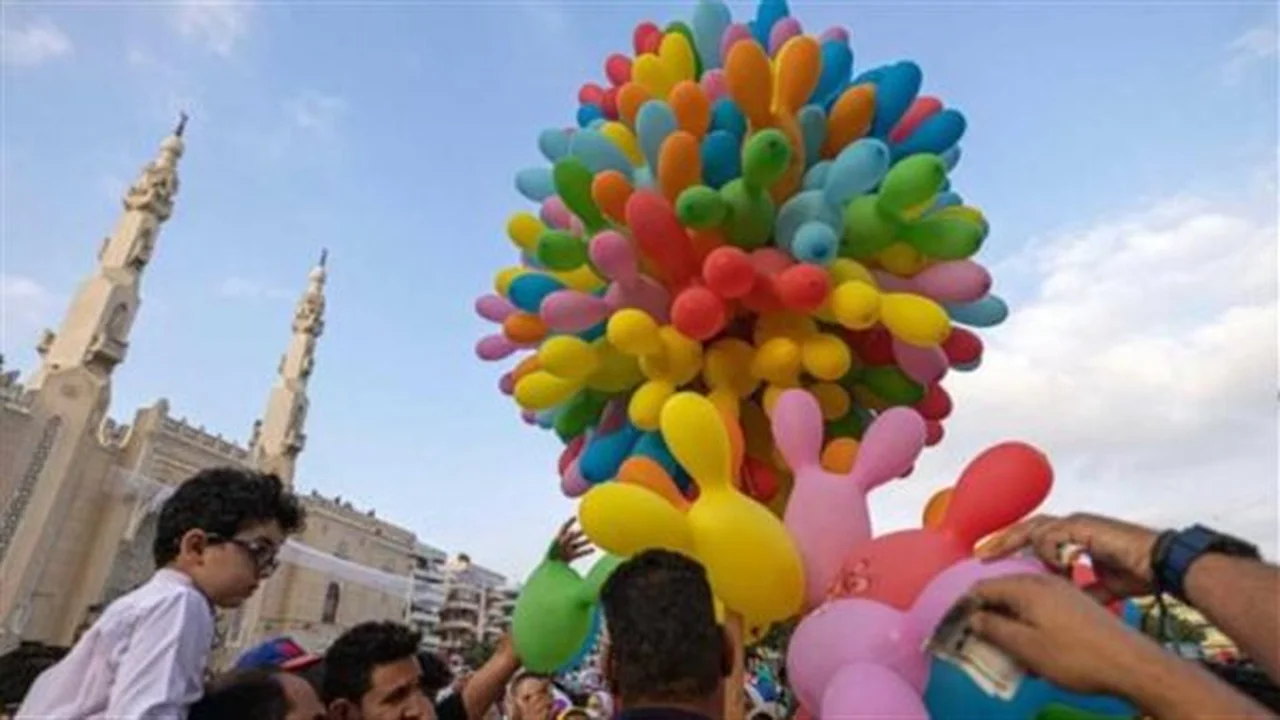 طقوس مبهجة.. العائلات المصرية تحتفل بعيد الأضحى في قلب القاهرة